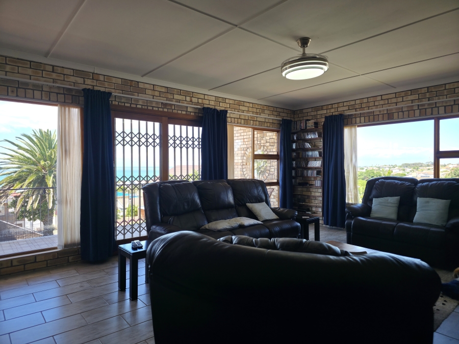 4 Bedroom Property for Sale in Wavecrest Eastern Cape